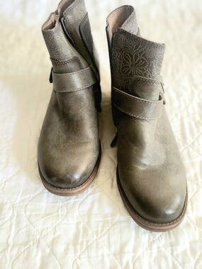 Comfortiva Align Women’s Olive Green Ankle Boots - Stylish Floral Detail